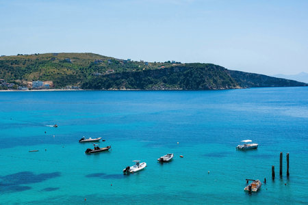 Boats in Himare Bay on the coast of southern Albania, part of the Albanian Riviera. Located in Vlore County, it lies between the Ceraunian Mountains and the Ionian Sea and is a major tourism centreの写真素材