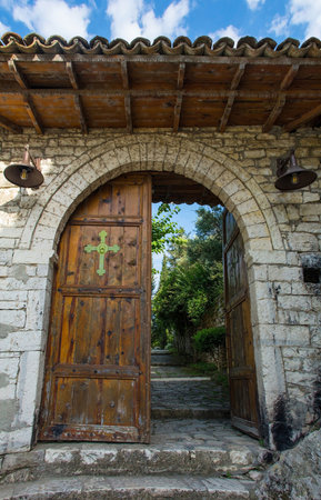 The door to the grounds of the Orthodox Church of Saint Thomas in Berat, Albania. Dating from the 18th century, it was destroyed during communist regime then rebuilt in the late 1990s. Berat is UNESCO listed and is known as City of a Thousand Windows. Kisha e ShÃ«n Thomait in Albanianの写真素材