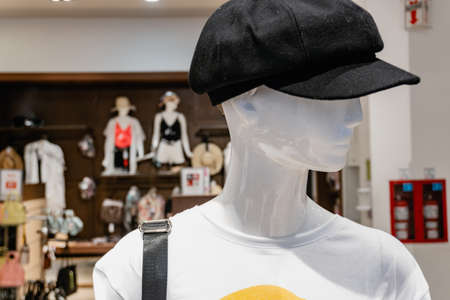 profile of a mannequin in a clothing store wearing summer clothes, with a black hat. Falabella Argentinaの写真素材