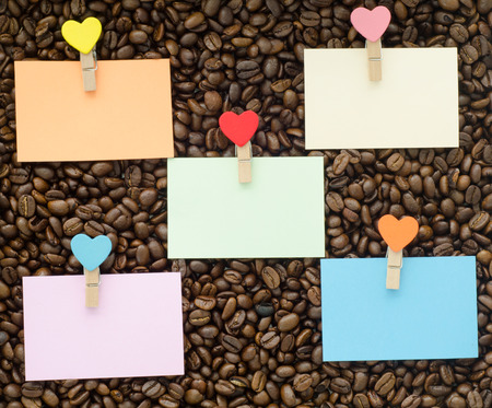 clip note on roasted coffee bean backgroundの写真素材