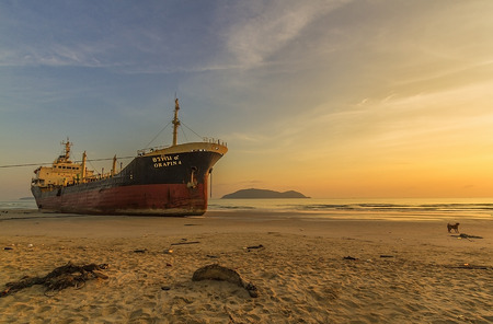 boat at sunriseのeditorial素材