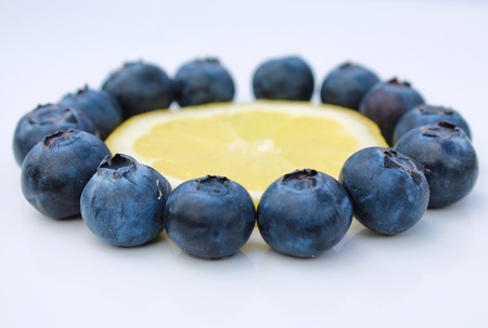 A circle of blueberries around a lemon slice の素材