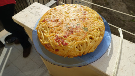 A traditional Neapolitan spaghetti omelette, freshly cooked and ready to eat.の写真素材