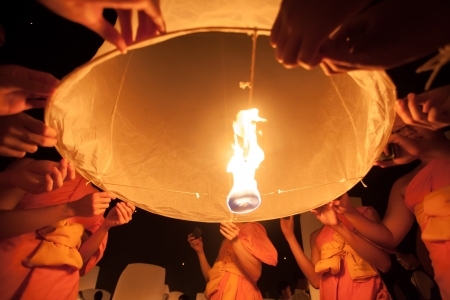 People release sky lanterns to worship Buddha's relics in Yi Peng festival on November 8,2008 in Chiangmai,Thailand. This festival occurs on every the 12th Thai lunar month.のeditorial素材