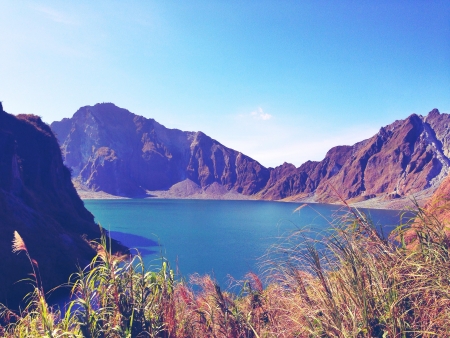 2 hrs of offroad 4x4 ride and2 hours of hike is worth it because of this majestic mt pinatubo crater.の素材