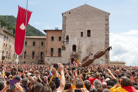 GUBBIO, ITALY - MAY 15 2016 - The Ceri are lifted as the race starts and the crowds look on to celebrate the annual Festa dei Ceri.のeditorial素材
