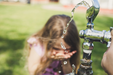 girl_waterfountain1の写真素材