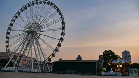 January 2 2021 - Bangkok, Thailand : Famous Ferris wheel ride at Asiatique The Riverfront, Chao Praya River, Thailandのeditorial素材