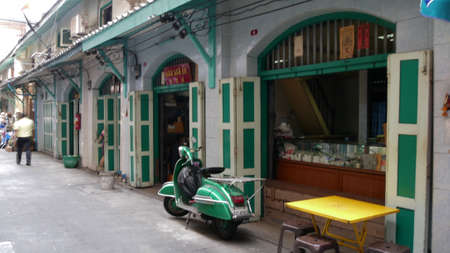 January 2 2021 - Bangkok, Thailand : Row of ancient house along the road at  Charoenkung road, Thailandのeditorial素材
