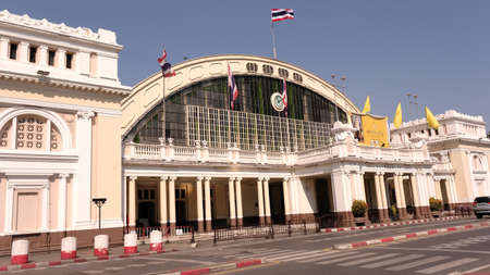 November 28 2021 : Exterior shot of Bangkok Grand Central Terminal Railway Station or Hua Lamphong station is the main railway station in Bangkok, Thailandのeditorial素材