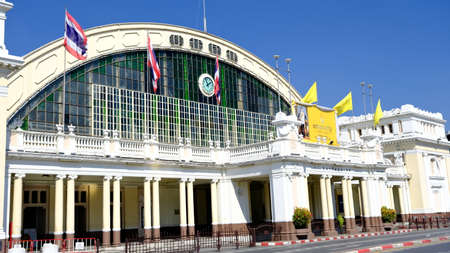 November 28 2021 : Exterior shot of Bangkok Grand Central Terminal Railway Station or Hua Lamphong station is the main railway station in Bangkok, Thailandのeditorial素材