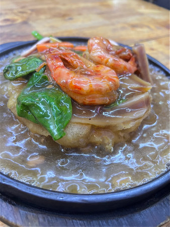 Seafood noodle with gravy sauce in sizzing  plate (Rad Nah noodle)