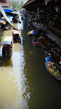 Ratchaburi, Thailand :  Tourists take boat rides while touring around the Floating Market at Damnoen Saduak, famous place in Thailand.の写真素材