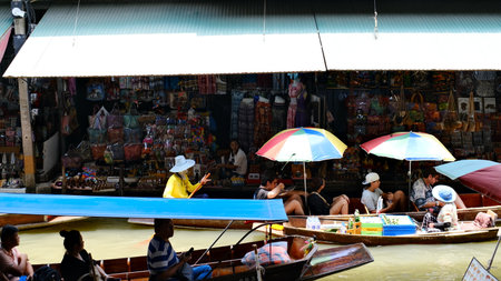 Ratchaburi, Thailand :  Tourists take boat rides while touring around the Floating Market at Damnoen Saduak, famous place in Thailand.の写真素材