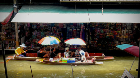 Ratchaburi, Thailand :  Tourists take boat rides while touring around the Floating Market at Damnoen Saduak, famous place in Thailand.の写真素材