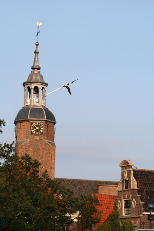 Impressie van het voormalige piratennest Blokzijl met een blik op de Grote Kerkのeditorial素材