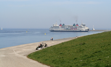 Den Helder, july, 2016: The ferry sails between Den Helder and the isle of Texelのeditorial素材
