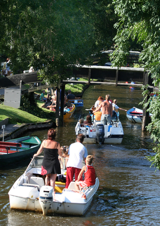 Overijssel, Giethoorn, august 2016: Tourist go by flatboatのeditorial素材