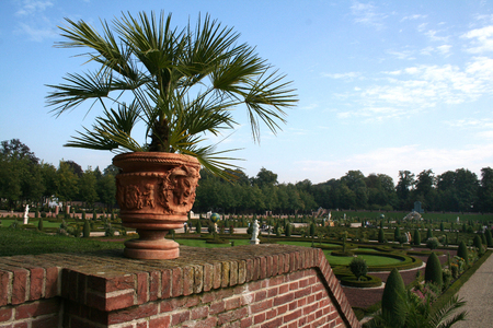 Standbeeld in de Hollands-classicistische tuinのeditorial素材