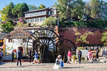 The two Giant Water Wheels at Lijiang Old Town, is the most ancient irrigation tool in China. landmark and popular spot for tourists attractions. Lijiang, Yunnan, China, 7 December 2019のeditorial素材