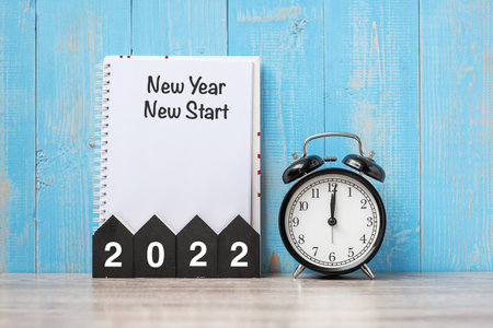 2022 Happy New Year with New Year New start, black retro alarm clock and wooden number.の写真素材