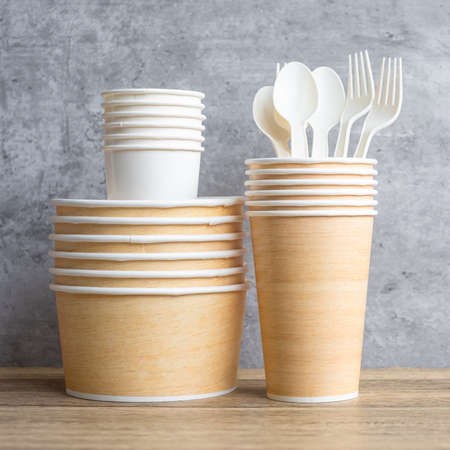 Eco friendly food packaging on table background. natural container: cup, plate, spoon and fork. zero waste, pollution, earth day, free plastic, world Environment day conceptの写真素材