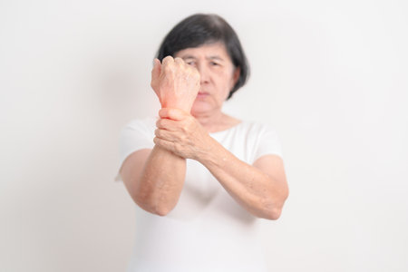 Elderly  Woman having wrist pain for Carpal Tunnel Syndrome, Wrist Tendinitis, muscle ache, De Quervain s tenosynovitis, Hand Osteoarthritis, Parkinson disease and Senior health care conceptの写真素材