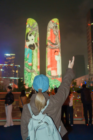 Happy woman traveler travel in Chengdu city. Famous Landmark for tourism attraction in Sichuan, Chinaの写真素材