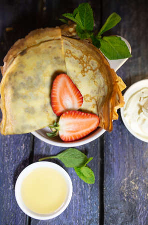 pancakes with honey and strawberries.の写真素材