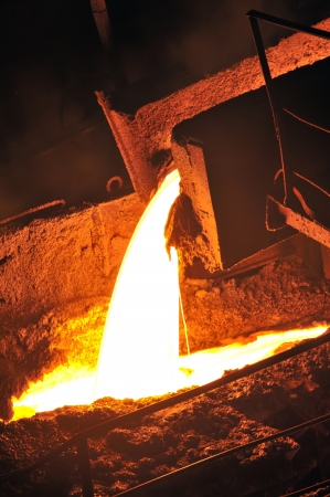 Pouring of liquid metal の写真素材