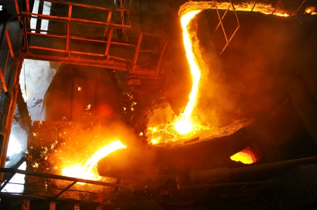 pouring molten steel in transportation device