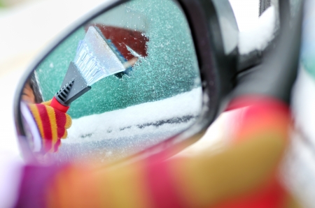 cleaning car windowsの写真素材