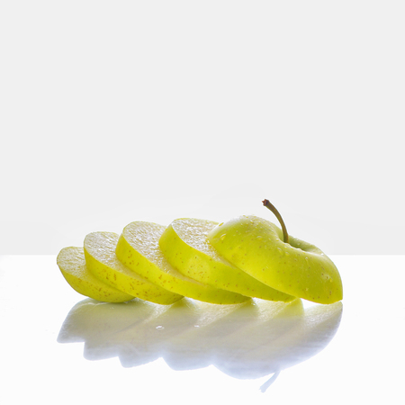 green apple slices and reflexionの写真素材