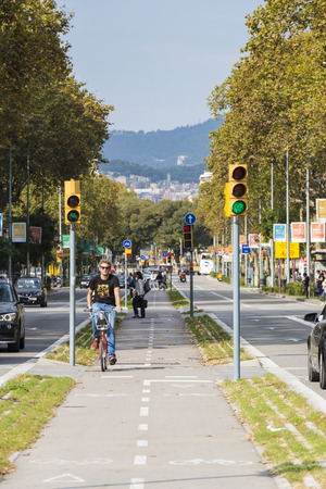 Barcelona, Spain - October 29, 2014: cyclist circulating for a bike path in central Barcelonaのeditorial素材