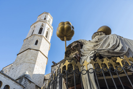 Figueres, Spain - December 30, 2014: Dali Museum in Figueres. Museum was opened on September 28, 1974 and houses largest collection of works by Salvador Dali.
Sculpture in front of the Dali Museum, entitled Monument Pujols, with the church located in fronのeditorial素材