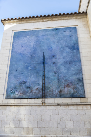 Figueres, Spain - December 30, 2014: Dali Museum in Figueres. Museum was opened on September 28, 1974 and houses largest collection of works by Salvador Dali.
Painting in front of the entrance to the Dali museum in Figueres, Catalonia, Spainのeditorial素材
