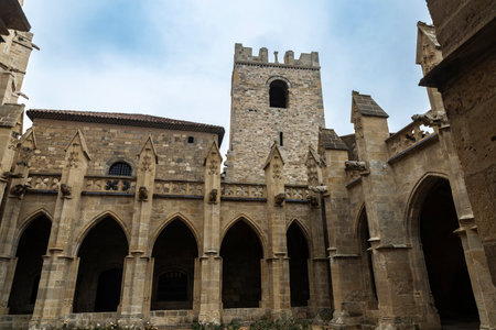 Cloister of the Narbonne Cathedral, dedicated to Saint-Just-et-Saint-Pasteur or Saints Justus and Pastor, Narbonne, Occitanie, Franceの写真素材