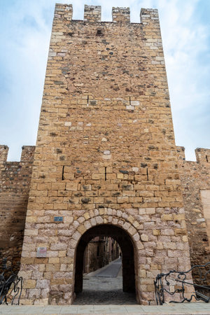Gate of the Sant Jordi in the fortified walls of the town of Montblanc, Tarragona, Catalonia, Spainの写真素材
