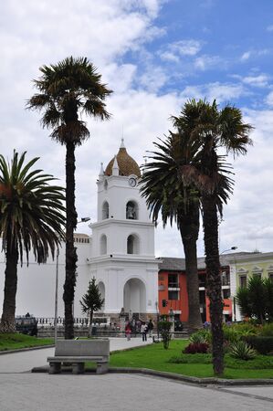 30/10/2009 Latacunga, Cotopaxi, Ecuador.A view of thecathedral from the main park Latacunga, Ecuador.のeditorial素材