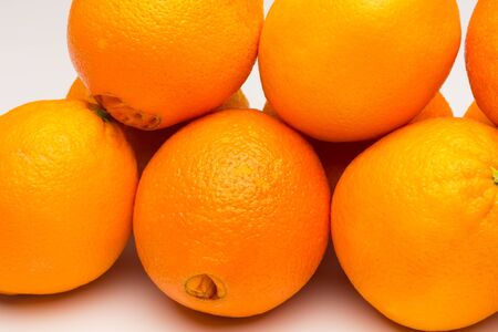 The fruit of the orange is given in winter, has a pleasant aroma and a sweet and somewhat acidic taste depending on the species; you can eat raw in desserts or drink its rich juiceの写真素材