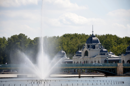 Lake, bridge and palace in the city park of Budapestのeditorial素材