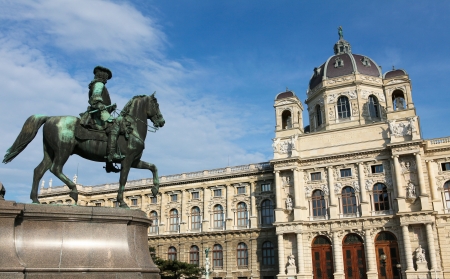 Statue in Front of the Kunsthistorisches Museum in Vienna   statue and building created before 1900のeditorial素材