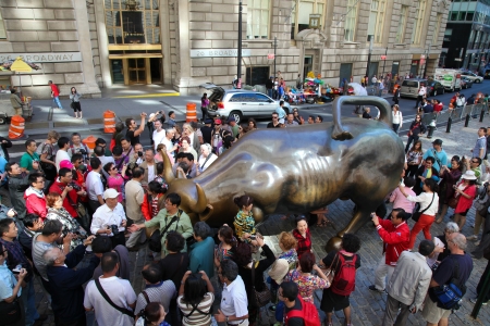 Crowd of tourists around the Wall Street Bull in New York on September 15, 2012. のeditorial素材