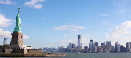 Panoramic skyline of Manhattan with the Statue of Liberty in New York City, USの写真素材