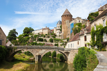 Castle and Pont Pinard over the river Armancon in the historic town of Semur en Auxois in Burgundy, France.のeditorial素材