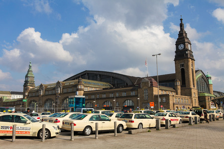 HAMBURG, GERMANY - APRIL 20, 2010: Hauptbahnhof or central railway station in the center of Hamburg, Germany.のeditorial素材