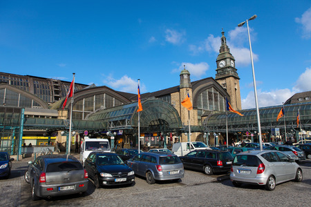 HAMBURG, GERMANY - APRIL 20, 2010: Hauptbahnhof or central railway station in the center of Hamburg, Germany.のeditorial素材