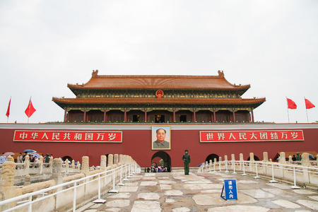 Chinese soldier stands guard in front of a portrait of Mao Zedong in Tiananmen gate of Forbidden city in Beijing,Chinaのeditorial素材