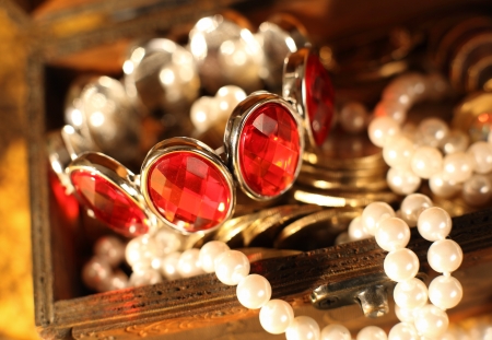 Treasure chest full of jewelry and pearl braceletの写真素材