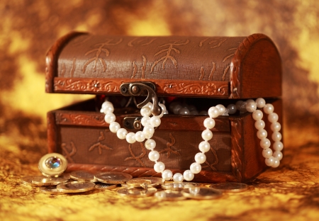 Treasure chest full of jewelry and pearl braceletの写真素材